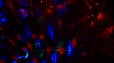 Karanlık odada, çelenk yanıyor, tablo yalanlar üzerine bir şeker ve yeni yıl oyuncaklar. Üstten Görünüm