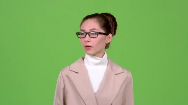 Kadın ciddi sorunlar hakkında düşünüyor ve bir çözüm bulur. Yeşil ekran