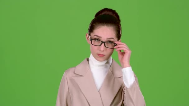 Бізнес-леді виправляє окуляри і сердиться, з її підлеглих. Зелений екран — стокове відео