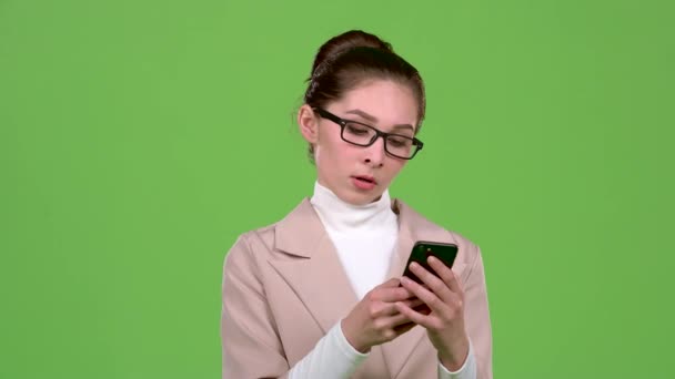 Business lady in a message on the phone to her friend. Green screen — Stock Video