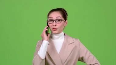 Öfkeli Şef, telefonda konuşuyor. Yeşil ekran