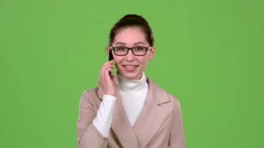 İş kız konuşuyor telefonda, onun kız arkadaşı söyler önemli haberler. Yeşil ekran