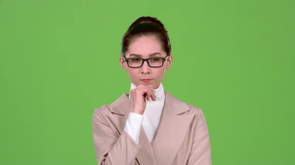 Chief woman thinks about serious issues and finds a solution. Green screen — Stock Video