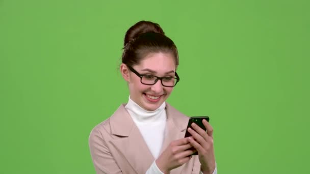 Mujer de negocios mira las fotos en su teléfono inteligente. Pantalla verde — Vídeo de stock