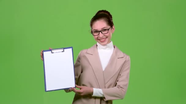 Girl advertising agent shows important information on the tablet. Green screen — Stock Video