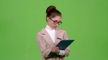 Yöneticisi kağıt tablet kalemle soru formunu doldurur. Yeşil ekran