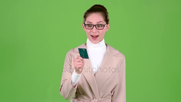 Žena s bankovní kartou je bohatá a šťastná s win. Zelená obrazovka — Stock video