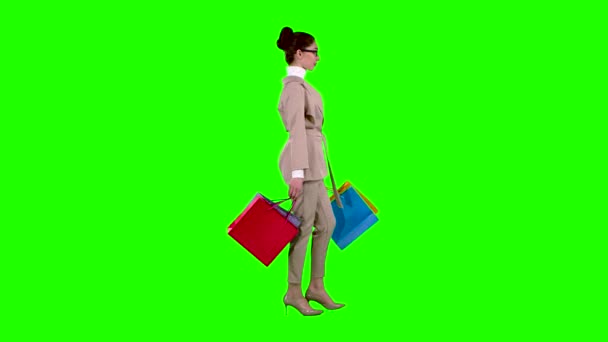 Lány jár bevásárolni a boltban. Zöld képernyő — Stock videók