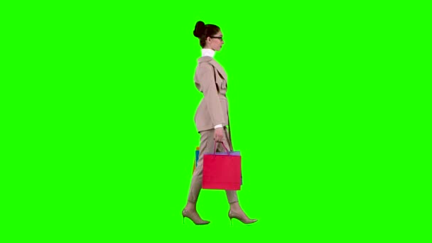 Bank employee girl goes shopping in the store. Green screen — Stock Video