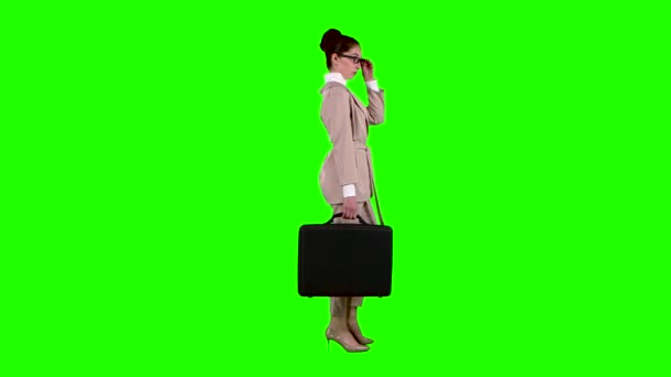 Бизнесмен с чемоданами в руках флиртует с корректирующими очками. Зеленый экран. Вид сбоку — стоковое видео