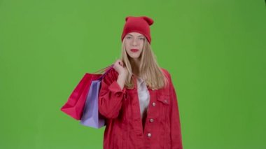 Kız onun elinde çanta ile gelir. Yeşil ekran