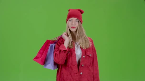 La chica viene con bolsas en sus manos. Pantalla verde — Vídeo de stock