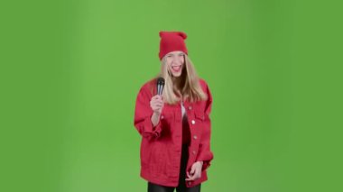 Şarkıcı popüler şarkıları sahnede mikrofon gerçekleştirir. Yeşil ekran
