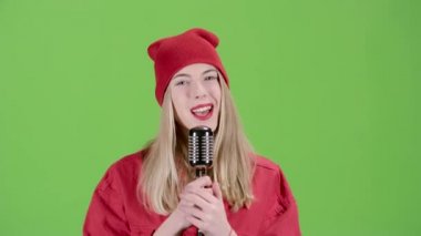 Şarkıcı retro bir mikrofon lirik şarkılar yapar. Yeşil ekran