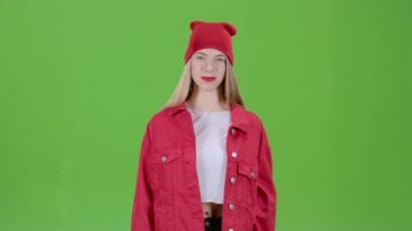 Teen mal tanıtır ve aşağı bir parmağını gösterir. Yeşil ekran