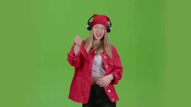 Ragazza ascolta musica con le cuffie con canzoni energiche. Schermo verde — Video Stock