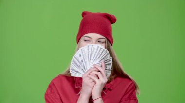 Teen kağıt para onun elinde tutuyor. Yeşil ekran