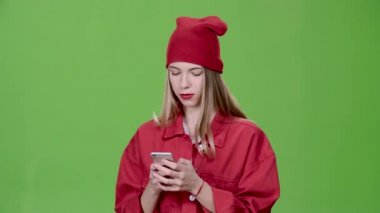 Kız bir telefon tutarak ve bir ileti yazdırma. Yeşil ekran