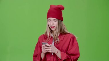 Genç telefonda bir ileti yazdırır. Yeşil ekran