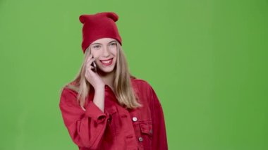 Teen üstünde belgili tanımlık telefon ve gülümsüyor konuşuyor. Yeşil ekran