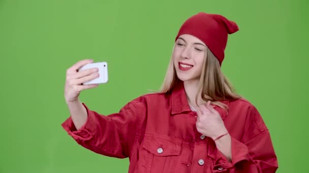 Adolescente hace selfie con diferentes emociones. Pantalla verde — Vídeo de stock