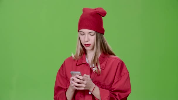 Meisje is een telefoon te houden en een bericht afdrukken. Groen scherm — Stockvideo