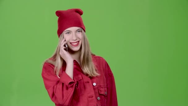 Teenager mluví o telefonu a úsměvy. Zelená obrazovka — Stock video