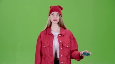 Kız mavi kartı yükseltir ve baş parmak işareti gösterir. Yeşil ekran. Ağır çekim