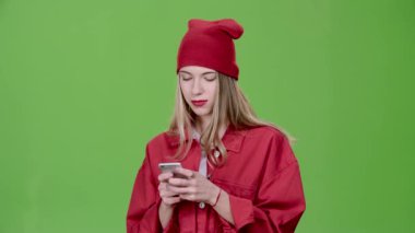 Genç telefonda bir ileti yazdırır. Yeşil ekran. Ağır çekim