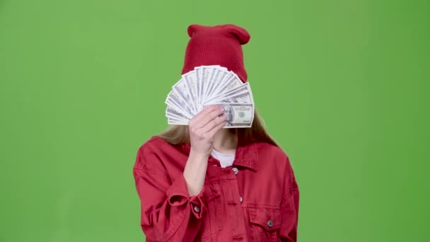 Dívka drží papírové peníze v ruce. Zelená obrazovka. Zpomalený pohyb — Stock video