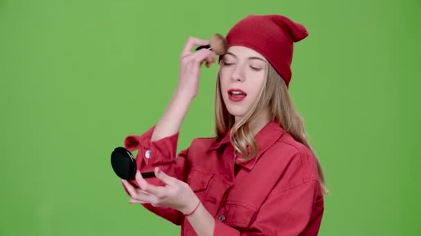 Girl is applying makeup with a brush. Green screen. Slow motion — Stock Video