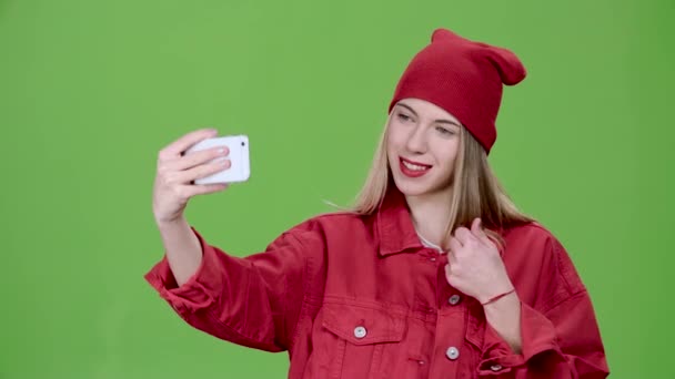 Dospívající dělá selfie s různými emocemi. Zelená obrazovka. Zpomalený pohyb