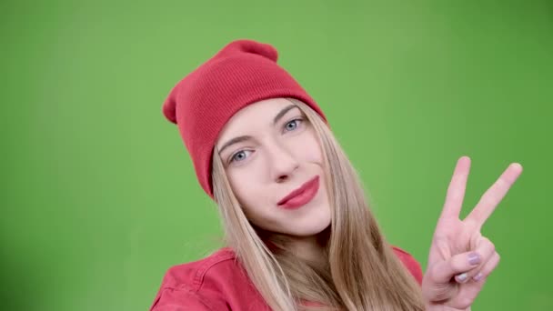 Dospívající dělá selfie s různými emocemi. Zelená obrazovka. Zblízka. Zpomalený pohyb — Stock video