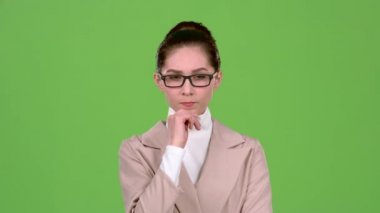 Baş kadın ciddi sorunlar hakkında düşünüyor ve bir çözüm bulur. Yeşil ekran. Ağır çekim