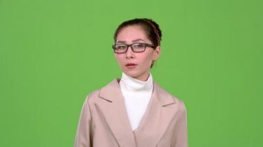 Kadın ciddi sorunlar hakkında düşünüyor ve bir çözüm bulur. Yeşil ekran. Ağır çekim