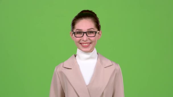 Mädchen mit Brille zeigt grünen Bildschirm. Zeitlupe — Stockvideo