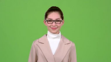 Kız zafer sevinir. Yeşil ekran. Ağır çekim