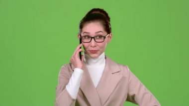 Öfkeli Şef, telefonda konuşuyor. Yeşil ekran. Ağır çekim