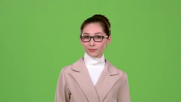 Femme élégante flirte et construit des yeux pour les gars. Écran vert. Mouvement lent — Video