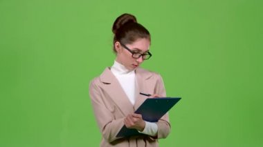 Yöneticisi kağıt tablet kalemle soru formunu doldurur. Yeşil ekran. Ağır çekim