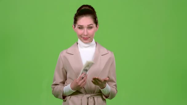 Dívka vyhrál jackpot v loterii. Zelená obrazovka. Zpomalený pohyb — Stock video