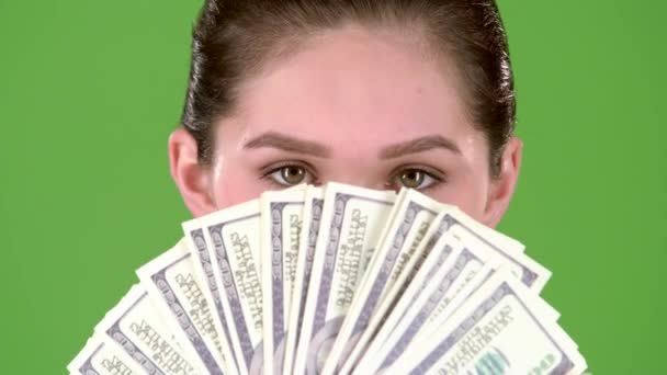 Zwycięzca posiada dużo pieniędzy w jej ręce. Zielony ekran. Z bliska. Zwolnionym tempie — Wideo stockowe