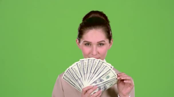 Женщина выиграла джекпот в лотерею. Зеленый экран. Медленное движение — стоковое видео