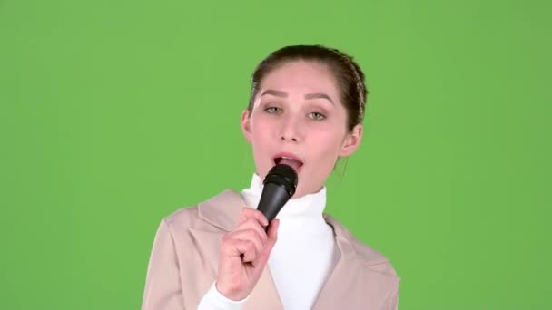 Singer canta una canzone allegra e melodica. Schermo verde. Rallentatore — Video Stock