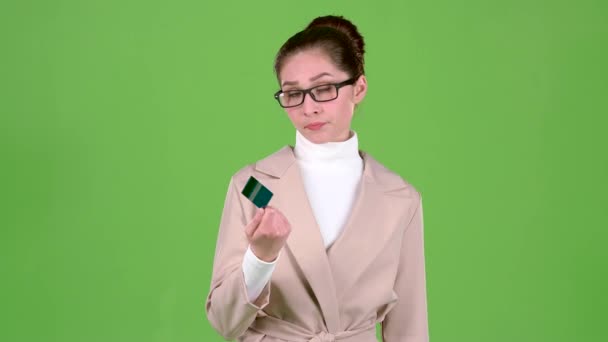 Бізнес-леді, що тримає кредитну картку в руках, не має грошей. Зелений екран. Повільний рух — стокове відео