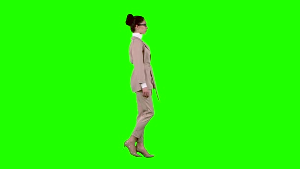Business lady is going to a meeting. Green screen. Side view. Slow motion — Stock Video