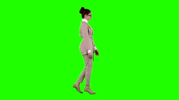 Mujer coqueteando corrigiendo gafas. Pantalla verde. Vista lateral. Movimiento lento — Vídeo de stock