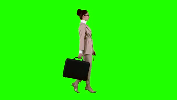 Meisje met in haar handen gevallen gaat aan het werk. Groen scherm. Zijaanzicht. Slow motion — Stockvideo