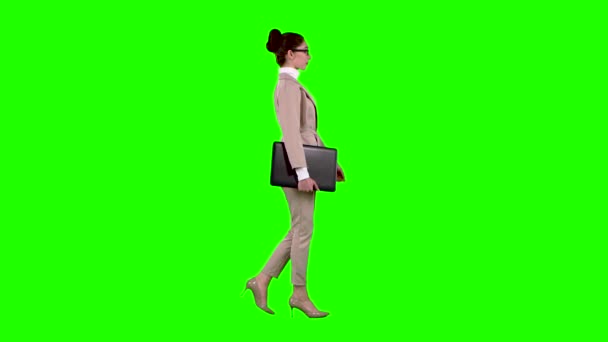 Meisje gaat naar een vergadering met een laptop in haar handen. Groen scherm. Zijaanzicht. Slow motion — Stockvideo