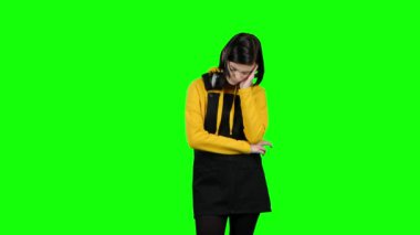 Genç bir baş ağrısı muzdarip. Yeşil ekran